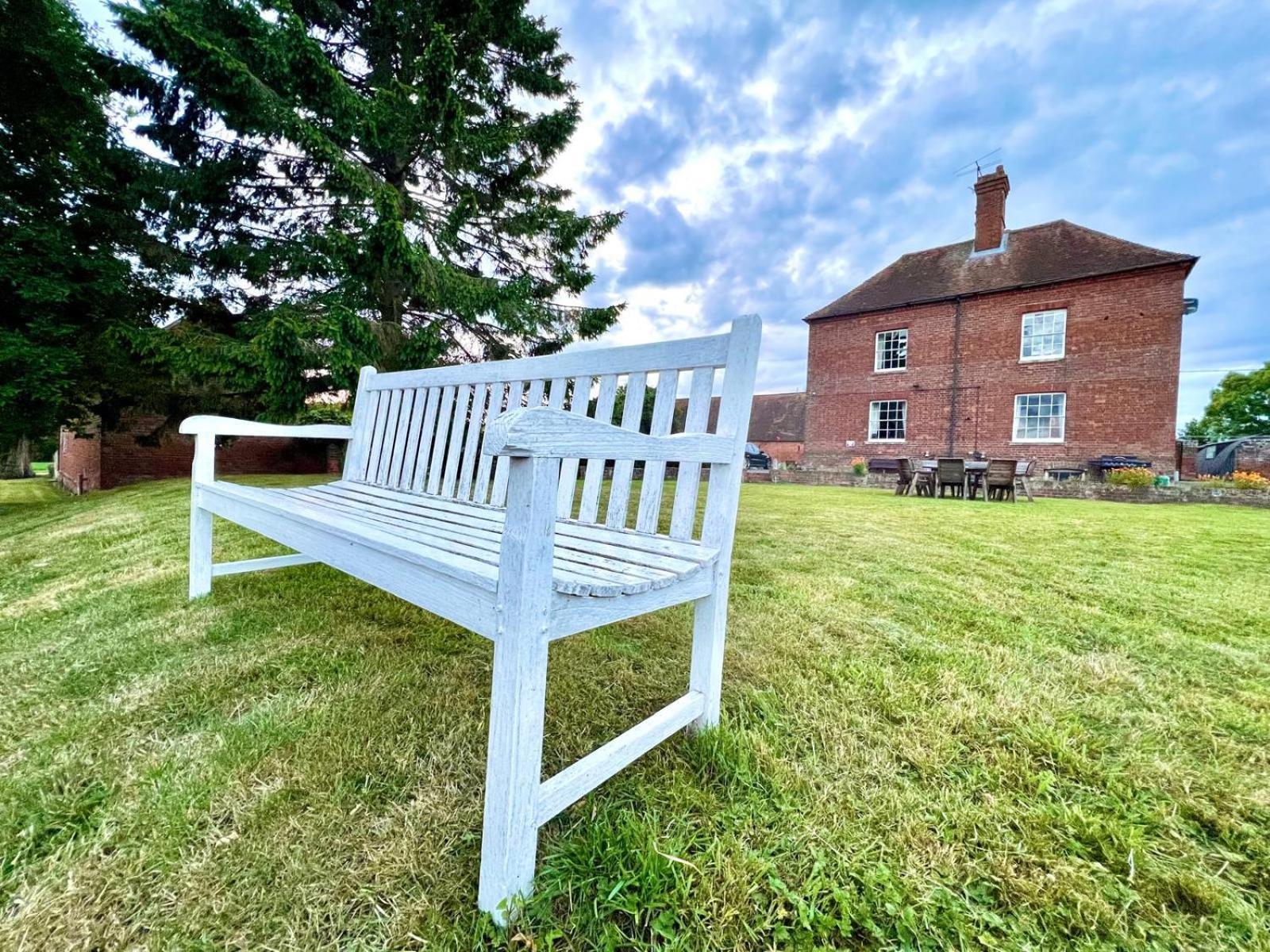 Colthrop Manor B&B Татчъм Екстериор снимка